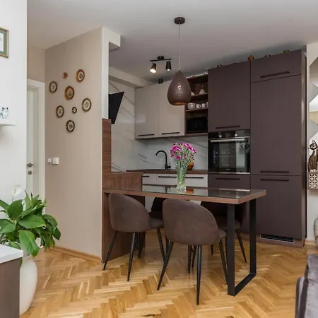 Chic Zoja Near With Free Parking Apartment
