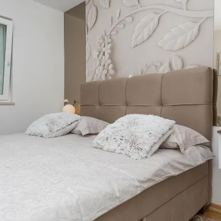 Chic Zoja Near With Free Parking Appartement Makarska